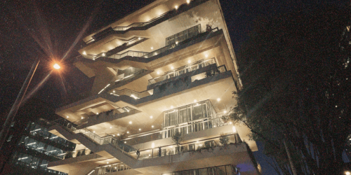 Fotografía del Centro Felicidad Chapinero de noche
