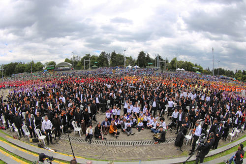 Foto de la Orquesta Filarmónica al aire libre con público masivo