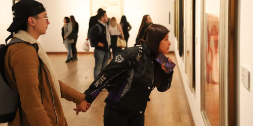 Personas en un museo
