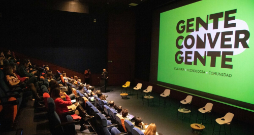 Charla sobre gente convergente con público