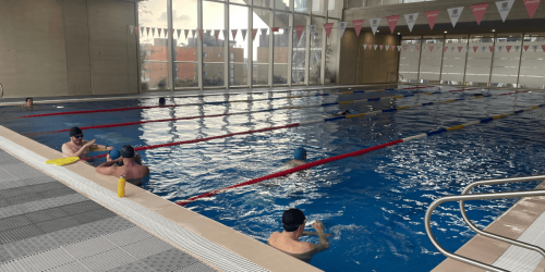 Fotografía de personas en práctica libre de piscina