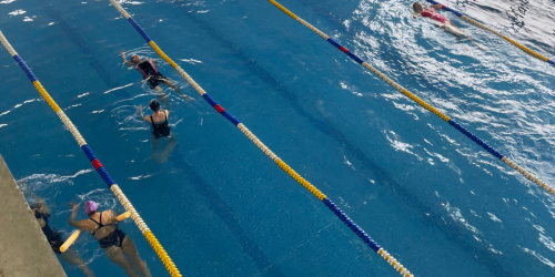 Fotografía de la piscina del Centro Felicidad Chapinero con personas nadando