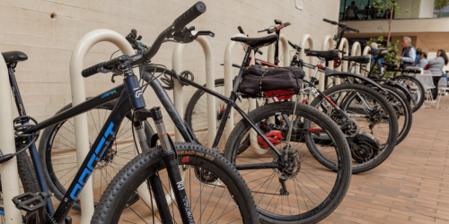 Fotografía del bici parqueadero del Centro Felicidad Chapinero ocupado por varias bicicletas y patinetas