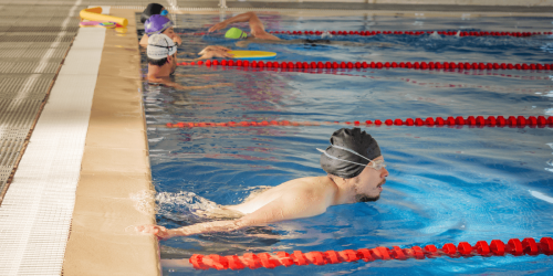 Fotografía de una persona realizando práctica libre en la piscina del centro felicidad chapinero