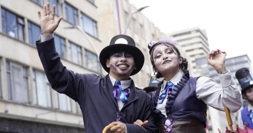 personas disfrazadas en comparsa