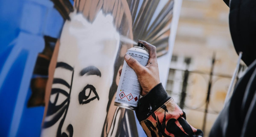 persona haciendo un grafiti