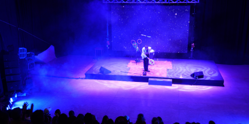 Fotografía del escenario principal del centro felicidad chapinero en una presentación