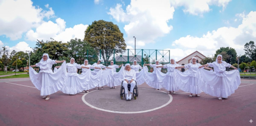 personas reunidas vestidas de blanco