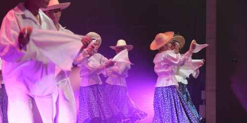 Niños y niñas disfrutando de actividades culturales en Bogotá