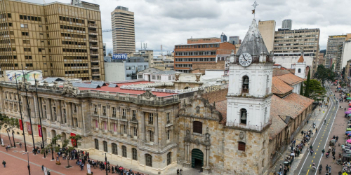 personas reunidas en espacio público