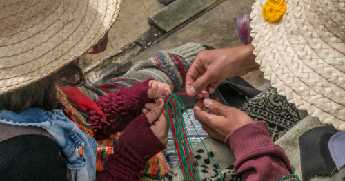 mujeres tejiendo