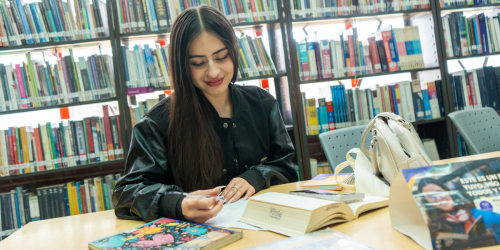 mujer en biblioteca