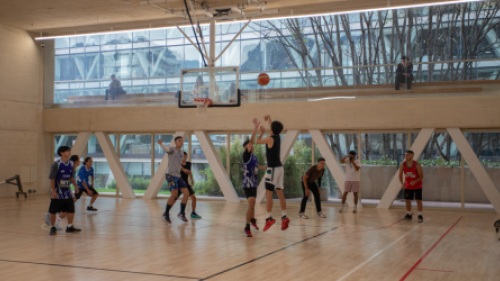 Fotografía de personas jugando Balonces en la arena polivalente del Centro Felicidad Chapinero