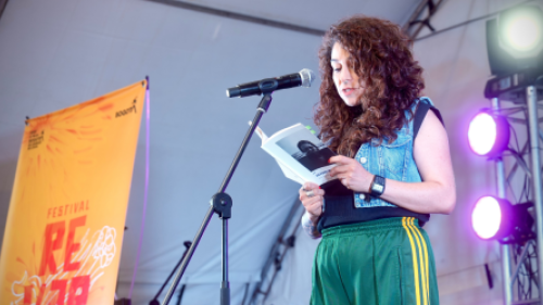 Persona declamando poesia en una tarima
