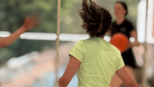 Fotografía de personas jugando baloncesto