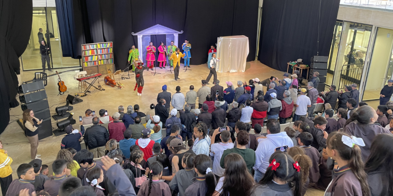 Fotografía de una obra en el teatro urbano del Centro Felicidad Chapinero