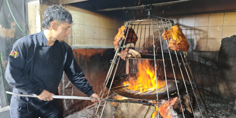 persona haciendo asado