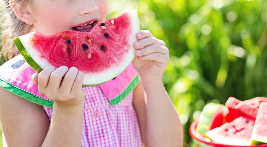 Niña comiendo sandía (Foto: Pixabay)