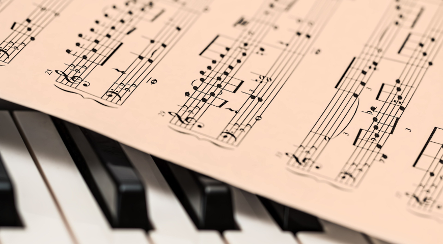 Un piano y una partitura