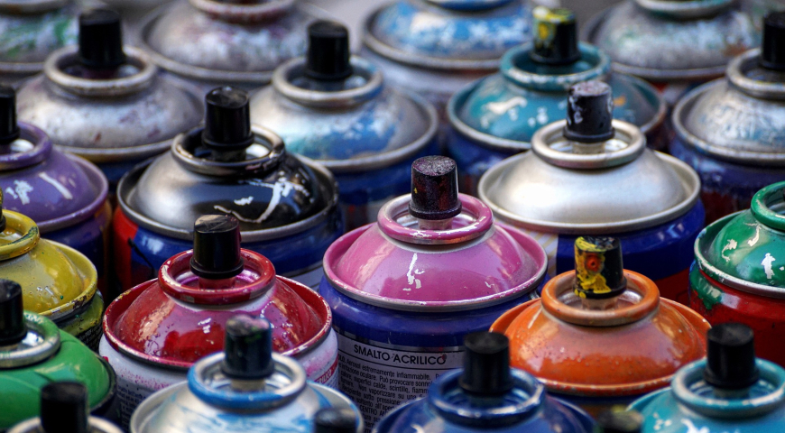 Varias latas de aerosoles