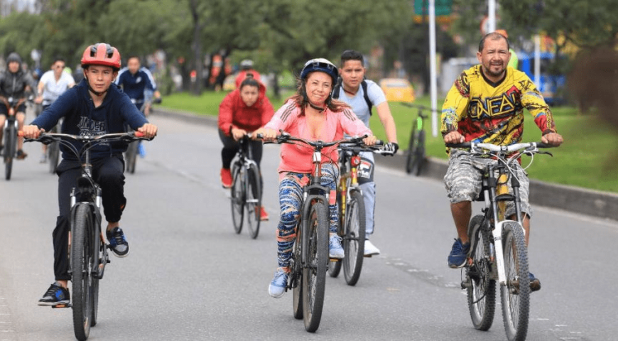 Familia en la ciclovía