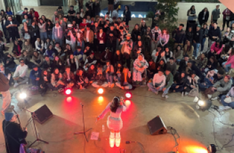 Fotografía de un evento musical en el centro felicidad chapinero