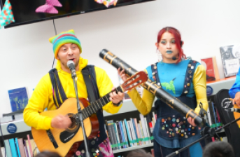 Artistas tocando instrumentos