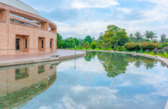 espejo de agua de la biblioteca pública virgilio barco
