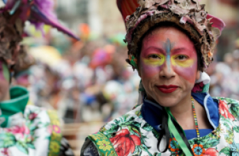 mujeres artistas en una desfile de comparsas