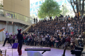 Fotgorafía de una presentación en el Centro Felicidad Chapinero