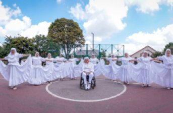 personas reunidas vestidas de blanco