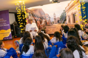 Personas en una lectura en una biblioteca