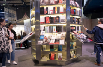 personas consultando libros en FILBO 2025