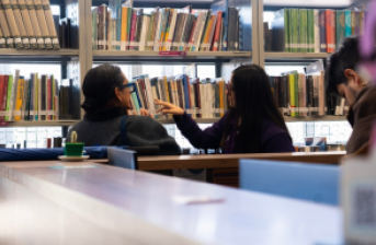 personas en biblioteca