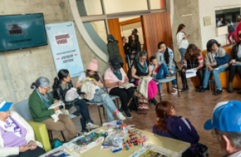 personas en una biblioteca