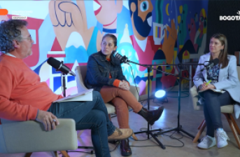 personas haciendo una entrevista