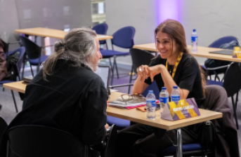 personas conversando en taller