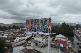 valla en espacio público