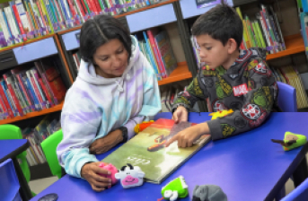 familia en biblioteca