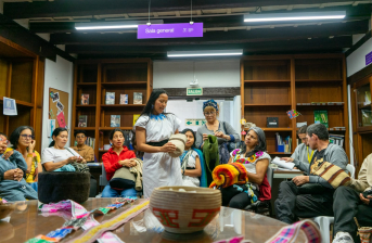 mujer en biblioteca