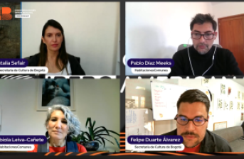 personas reunidas en videopodcast