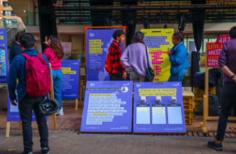 personas en espacio público