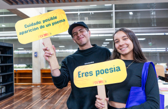 personas con carteles de reverso bogotá