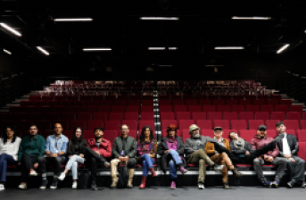 personas reunidas en teatro