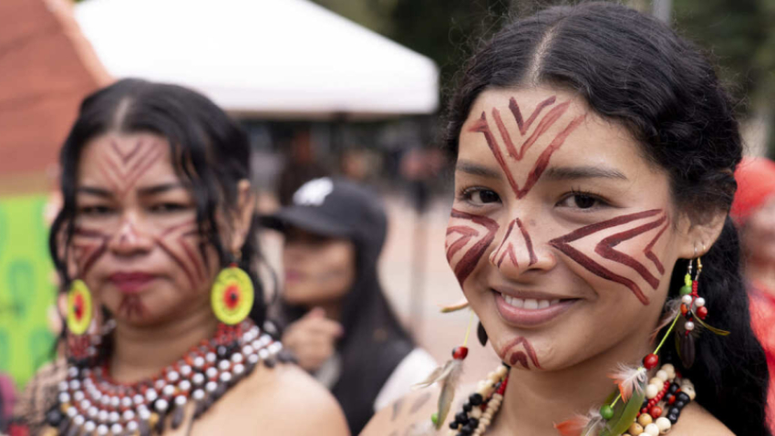 mujer indígena en conmemoración
