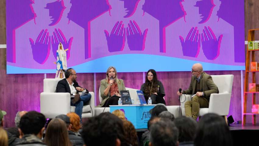 funcionarios presentando libros en FILBO 2026