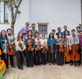 gente joven con instrumentos de música filarmonica