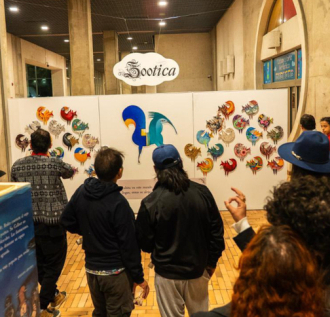 Personas reunidas en una biblioteca