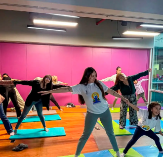 Cometas, arte y yoga en familia
