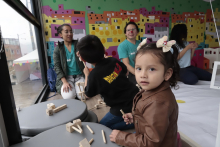 Foto de niña en jardín infantil